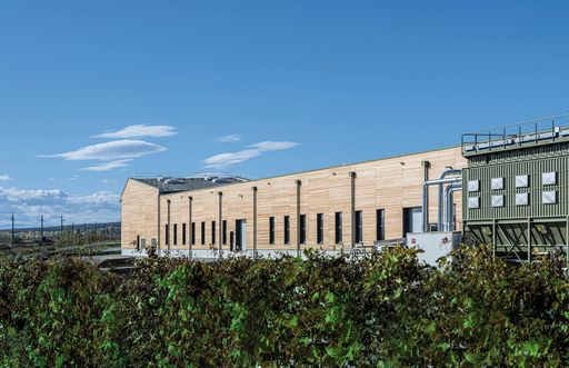 Vorschau Bild von Austrotherm XPS-Produktion in Purbach. Der Standort
wurde so entwickelt, dass er sich harmonisch in die Umgebung des
UNESCO Welterbes Neusiedler See bestmöglich integriert. Eine
Lärchenholz-Fassade, Gründächer und ein eigener Grüngürtel aus
heimischen Sträuchern optimieren den Sichtschutz.