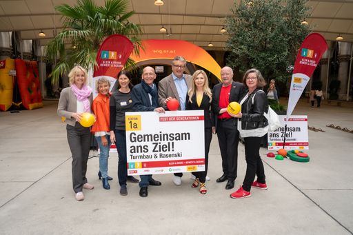 Über ein gelungenes „Fest der Generationen“ freuen
sich (v.l.n.r.): Mag.a Maria Rothen (Generalsekretärin ASVÖ), Sabine
Hofer-Gruber (Senior*innen-Beauftragte der Stadt Wien), Mag.a Ursula
Hübel (Projektleiterin „Klein & Groß – Bewegt & Gesund, Wiener
Gesundheitsförderung WiG), Dennis Beck (Geschäftsführer Wiener
Gesundheitsförderung – WiG), Peter Hacker (Stadtrat für Gesundheit,
Soziales und Sport), Dagmar Schmidt (Präsidentin der Sportunion
Wien), Mag. Peter Korecky (Präsident ASKÖ Wien und ASKÖ WAT Wien),
Sonja Landsteiner (Generalsekretärin ASKÖ WAT Wien)