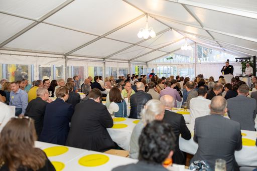  Festzelt Jubiläum 60 Jahre Druckerei Jentzsch mit
Benjamin Jentzsch auf der Bühne
