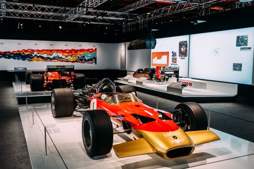 Vorschau Bild von Im Rahmen einer umfassenden Ausstellung werden
eindrucksvolle audiovisuelle Elemente aus der aufregenden Welt der
Formula 1® in Kombination mit exklusivem Einblick in bisher
unveröffentlichtes Film- und Bildmaterial sowie einer fesselnden
Mischung aus interaktiven Exponaten und historischen
Grand-Prix™-Rennwagen und Grand-Prix™-Autos aus verschiedenen
Epochen, Fans und Besucher:innen in die Wiener METAStadt locken