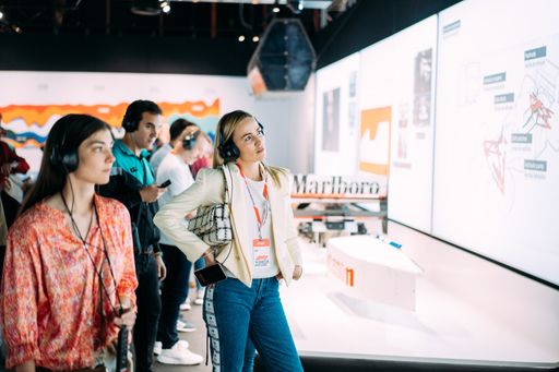 Vorschau Bild von Nach der von Kritikern und Publikum gefeierten
Weltpremiere in Madrid, erobert die Ausstellung nun die
Bundeshauptstadt und verspricht ein unvergessliches Erlebnis. Die
über mehrere Jahre entwickelte Ausstellung ist somit ein
Pflichttermin für alle Fans und Motorsportbegeisterte.