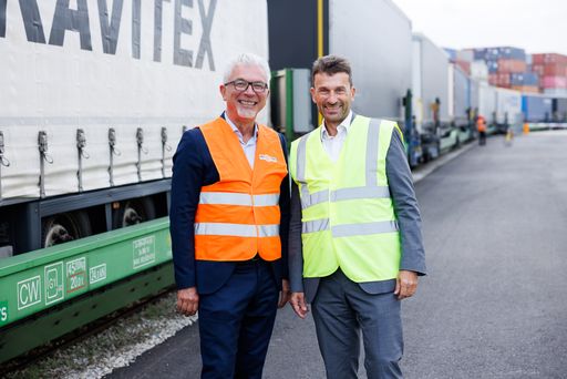 Davor Sertic (li.), WKW-Spartenobmann Transport und
Verkehr und Stefan Ehrlich-Adám, WKW-Spartenobmann Industrie, vor
dem Helrom-Verladesystem am Hafen Wien.