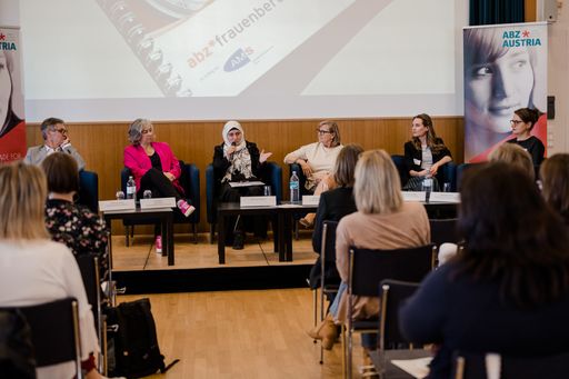  Podiumsdiskussion „Von der Doktorin zur
Reinigungskraft: Anerkennung von Kompetenzen in Zeiten des
Fachkräftemangels – So gelingt erfolgreiche Integration!“ Von links:
Winfried Göschl, Silvia Flörl, Abeer Al-Dawoodi, Manuela Vollmann,
Judith Kohlenberger und Aleksandra Panek.
