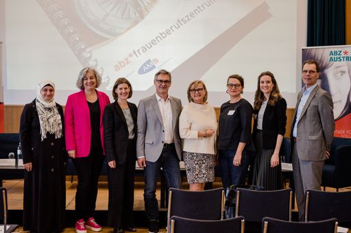 Vorschau Bild von Von links: Abeer Al-Dawoodi, Silvia Flörl, Daniela
Schallert, Winfried Göschl, Manuela Vollmann, Aleksandra Panek,
Judith Kohlenberger und Roland Sauer.