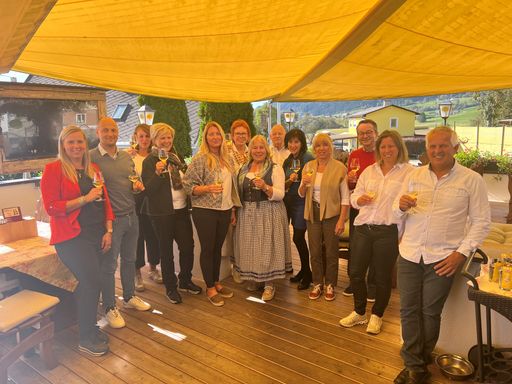  Vertreter des Österreichischen
Privatvermieterverbandes: Monika Haselsberger (PVV Tirol), Andreas
Gross ( PVV Burgenland), Gertraud Brugger (Schriftführerin PVV
Österreich), Theresia Rainer (Obfrau PVV Tirol), Mag. Elisabeth
Kurz-Lindner (Obfrau PVV Österreich), Isabella Bischofberger
(Kassiererin – PV Vbg), Marianne Zöchbauer (Schriftführerin - PVV
OÖ), Bernhard Steiner (2. Stellvertreter – PVV Stk), Maria Wallner
(Kassaprüferin - PVV Stk), Pauline Gruber-Schasché (Kassaprüferin -
PVV K), Werner Gschwenter (Vermieterakademie Tirol), Silke Egger
(Stellvertreterin PVV K), Klaus Schmalnauer (PVV OÖ) Nicht im Bild:
Kornelia Groder – Stellvertreterin (Obfrau Sbg.), Marcel Golmejer -
Stellvertreter (PVV Tirol) LD zu OTS -