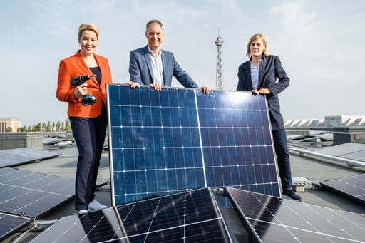 Baustart für Berlins größte Photovoltaik-Dachanlage: Franziska
Giffey, Dr. Mario Tobias und Dr. Kerstin Busch. (v.l.) / Die
Verwendung dieses Bildes für redaktionelle Zwecke ist unter
Beachtung aller mitgeteilten Nutzungsbedingungen zulässig und dann
auch honorarfrei. Veröffentlichung ausschließlich mit
Bildrechte-Hinweis.