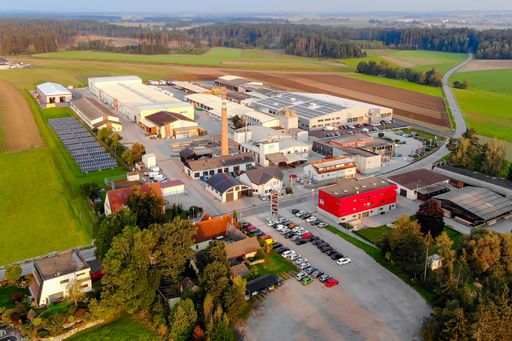 Vorschau Bild von HARTL HAUS produziert im Waldviertler Werk in
Echsenbach rund 220 Fertighäuser in Holzbauweise pro Jahr. Neben der
Fertighausproduktion fertigt HARTL HAUS auch Möbel in der
hauseigenen Möbeltischlerei und Fenster, Türen, Stiegen und
Wintergärten in der neuen Bautischlerei. Das gesamte Werksareal
erstreckt sich auf rund 132.000 Quadratmeter.