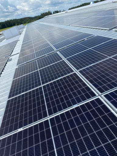 Vorschau Bild von Nur eine von vielen Maßnahmen zur Reduktion des
eigenen Co2-Fußabdrucks von HARTL HAUS ist die Investition in
Solarenergie. HARTL HAUS produziert mit seinen Photovoltaik-Anlagen
am Werksgelände Sonnenstrom mit einer Leistung von insgesamt 602
KWpeak und deckt in etwa 60 Prozent des Eigenstrombedarfes mit der
Kraft der Sonne. So wird die Entstehung von rund 200 Tonnen CO2 im
Jahr vermieden.