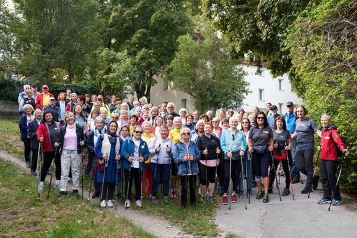 Über 100 Teilnehmer*innen haben beim „Bewegte
Apotheke“-Herbstwalk im Liesinger Schlosspark teilgenommen.