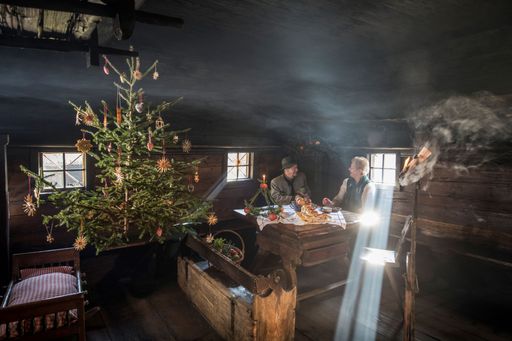  Weihnachtliche Bräuche in der gemütlichen Stube genießen