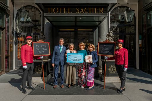  Scheckübergabe der Sacher Artists' Collection 2023
by Georg Baselitz vor dem Hotel Sacher Wien