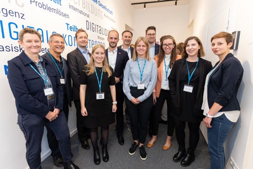 Vorschau Bild von Jakob Calice, OeAD-Geschäftsführer ; Florian
Tursky, Staatssekretär für Digitalisierung und Telekommunikation und
das Team der OeAD-Geschäftsstelle für Digitale Kompetenzen