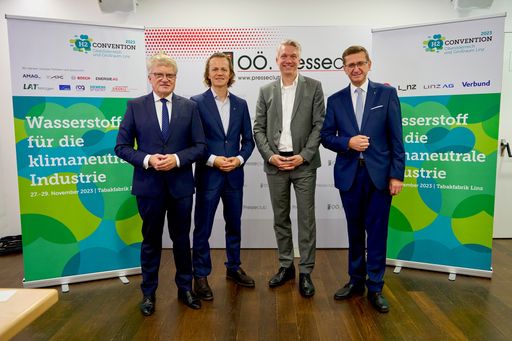 Im Bild von links: Bürgermeister Klaus Luger, Franz
Helm, VERBUND AG, Josef Siligan, Vorstandsdirektor Linz AG,
Energieressort und Wirtschafts- und Forschungslandesrat Markus
Achleitner im OÖ Presseclub.