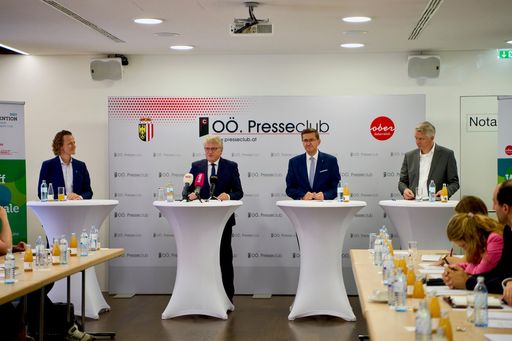 Vorschau Bild von Linz wird zum Treffpunkt der
Wasserstoff-Wirtschaft: im Rahmen einer Pressekonferenz
präsentierten Wirtschafts- und Forschungslandesrat Markus
Achleitner, 3. v. l. , Bürgermeister Klaus Luger, 2. v. l., Josef
Siligan, Vorstandsdirektor Linz AG, rechts und Energieressort und
Franz Helm, VERBUND AG, links, ihre Pläne zur Energiewende in
Oberösterreich.