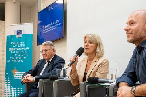 https://www.apa-fotoservice.at/galerie/34782 – Im Bild v.l.n.r.:
EU-Kommissar Nicolas Schmit, EP Vizepräsidentin Evelyn Regner, ÖGfE
Generalsekretär Paul Schmidt.