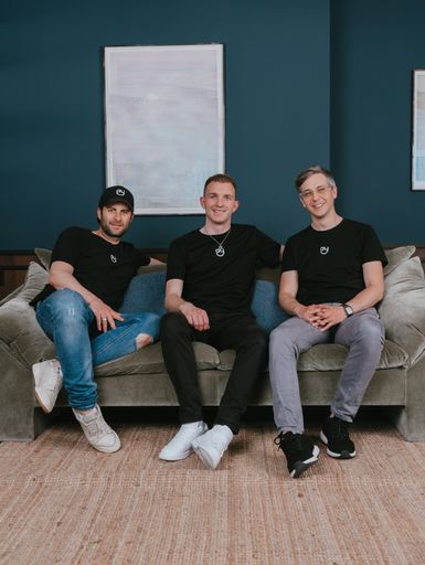 v.l.n.r.: Gründer von Paydora Finance: Christofer
Trowe (neuer Senior Vice President Partner Success), Claudio
Wilhelmer (neuer Chief Commercial Officer) und Matthias Seiderer
(neuer Chief Information Officer) von Dock Financial