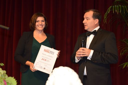 Vorschau Bild von ACB Geschäftsleitung Michaela Schedlbauer-Zippusch
nimmt den „Regional Industry Award“ von FH-Prof. Dr Florian Aubke
entgegen
