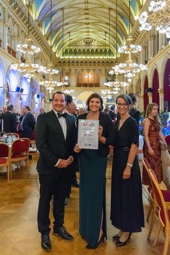 Vorschau Bild von ACB Geschäftsführerin Michaela Schedlbauer-Zippusch
mit FH-Prof. Dr. Florian Aubke (Head of Tourism & Hospitality
Management Study Programs | FH Wien der WKW) und Mag.a (FH) Daniela
Wagner (Academic Expert & Lecturer | Career Fields in Tourism | FH
Wien der WKW)