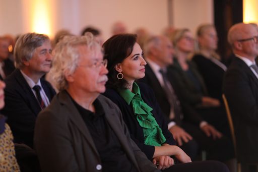 Vorschau Bild von Verleihung des Fritz-Csoklich-Demokratiepreises in
Wien: Justizministerin Alma Zadić und Schriftsteller Karl-Markus
Gauß.