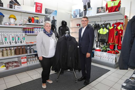 KAINDL-Geschäftsführer Thomas Hopfinger und die
Storeleiterin am Standort in Haag am Hausruck, Bettina Aichinger,
freuen sich über die Eröffnung des ersten KAINDL-Stores.