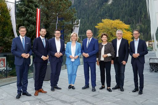 (v.li.:) LR Markus Achleitner (Oberösterreich), LR
Sebastian Schuschnigg (Kärnten), Stadtrat Jürgen Czernohorszky, LRin
Ursula Lackner (Steiermark), LHStv Josef Geisler (Tirol), BMin
Leonore Gewessler, LR Josef Schwaiger (Salzburg), LR Daniel Zadra
(Vorarlberg)