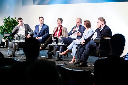  Panel Discussion mit Markus Stäblein, Daniel
Neuhold, Sabine Herlitschka, Andreas Gerstenmayer, Karin Ronijak und
Wolf Lotter (v.l.n.r.)