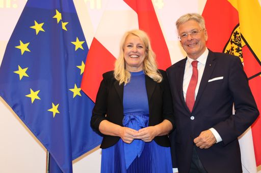 Bundesratspräsidentin und Kärntner
SPÖ-Spitzenkandidatin für die EU-Wahl 2024 Claudia Arpa mit Kärntens
SPÖ-Landesparteichef LH Peter Kaiser