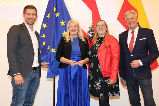 Vorschau Bild von Kärntens SPÖ-Landesparteivorsitzender LH Peter
Kaiser (rechts) mit dem Kärntner SPÖ-Team für die EU-Wahl 2024 - von
links: Andreas Preiml, Claudia Arpa, Sabrina Winter