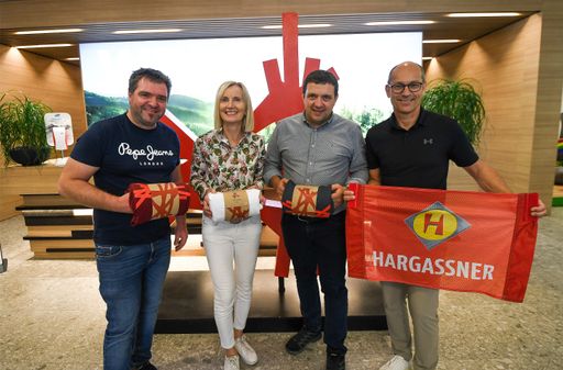  Personen von links nach rechts: Geschäftsführer Anton Hargassner
jun., ÖSV Präsidentin Roswitha Stadlober, Geschäftsführer Markus
Hargassner, ÖSV Bereichsleiter Sponsoring Mario Reiter
