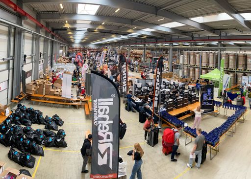 Vorschau Bild von Die ÖSV Partner erwarten den ÖSV Kader zur Bekleidungsausgabe in
der Haragssner Energy World und ihren Versandhallen.