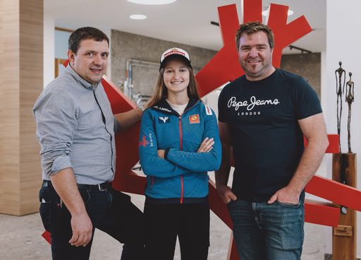 Vorschau Bild von Die Hargassner Geschäftsführer Anton jun. (links) und Markus
Hargassner mit ÖSV Nachwuchsskispringerin Julia Mühlbacher.