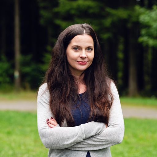 Vorschau Bild von COMÚN-Vorsitzende Veronika Bohrn Mena ist selbst
Betroffene von Angriffen von Rechts und initiierte gemeinsam mit
Natascha Strobl den "Gegenrechtsschutz".