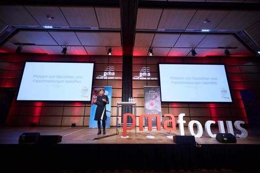 Vorschau Bild von Ingrid Brodnig, Journalistin/Autorin bei ihrer
Eröffnungskeynote "Wie Unternehmen von Gerüchten und Falschmeldungen
betroffen sind - und wie man geschickt reagieren kann"