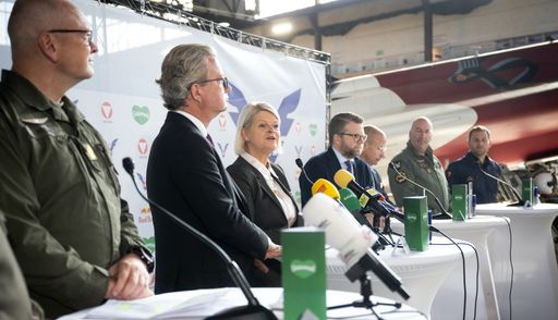 Zeltweg, Steiermarkt, Österreich.Pressekonferenz
anlässlich der Airpower 2024 - Präsentation des Standes der
Vorbereitungen, der Planungen zum Programm sowie zum Stand der
Planungen des Verkehrskonzeptes mit Verteidigungsministerin Klaudia
Tanner, Landeshauptmann Christopher Drexler, Klubobmann LAbg. Hannes
Schwarz, Alexander Steyrer, Marketingleiter Red Bull Österreich,
Raimund Riedmann, Chefpilot Fläche The Flying Bulls, Brigadier
Gerfried Promberger, Airchief der Österreichischen Luftstreitkräfte
und Brigadier Wolfgang Prieler, Projektleiter der AIRPOWER24 am 16.
Oktober 2023