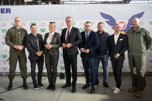 Vorschau Bild von Zeltweg, Steiermarkt, Österreich.Pressekonferenz
anlässlich der Airpower 2024 - Präsentation des Standes der
Vorbereitungen, der Planungen zum Programm sowie zum Stand der
Planungen des Verkehrskonzeptes mit Verteidigungsministerin Klaudia
Tanner, Landeshauptmann Christopher Drexler, Klubobmann LAbg. Hannes
Schwarz, Alexander Steyrer, Marketingleiter Red Bull Österreich,
Raimund Riedmann, Chefpilot Fläche The Flying Bulls, Brigadier
Gerfried Promberger, Airchief der Österreichischen Luftstreitkräfte
und Brigadier Wolfgang Prieler, Projektleiter der AIRPOWER24 am 16.
Oktober 2023