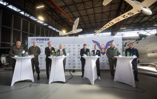 Vorschau Bild von Zeltweg, Steiermarkt, Österreich.Pressekonferenz
anlässlich der Airpower 2024 - Präsentation des Standes der
Vorbereitungen, der Planungen zum Programm sowie zum Stand der
Planungen des Verkehrskonzeptes mit Verteidigungsministerin Klaudia
Tanner, Landeshauptmann Christopher Drexler, Klubobmann LAbg. Hannes
Schwarz, Alexander Steyrer, Marketingleiter Red Bull Österreich,
Raimund Riedmann, Chefpilot Fläche The Flying Bulls, Brigadier
Gerfried Promberger, Airchief der Österreichischen Luftstreitkräfte
und Brigadier Wolfgang Prieler, Projektleiter der AIRPOWER24 am 16.
Oktober 2023