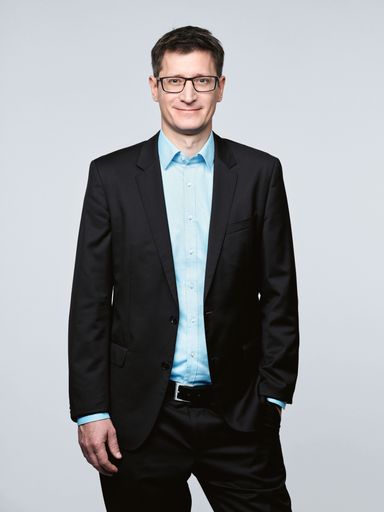 „Fortschritte in den Bereichen maschinellen Lernens
und Künstlicher Intelligenz ermöglichen mittlerweile eine hohe
Genauigkeit und Leistungsfähigkeit von Spracherkennungsmodellen“,
erklärt Klemens Ganner, Geschäftsführer bei APA-Comm. „Die neue
Speech-to-Text-Lösung liefert eine sehr gute Qualität bei den
Auto-Transkript-Ergebnissen und bietet überall dort Mehrwert, wo
Gesprochenes verschriftlicht wird“, so Ganner weiter.