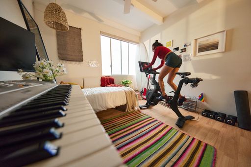  Frau trainiert auf Peloton Bike
