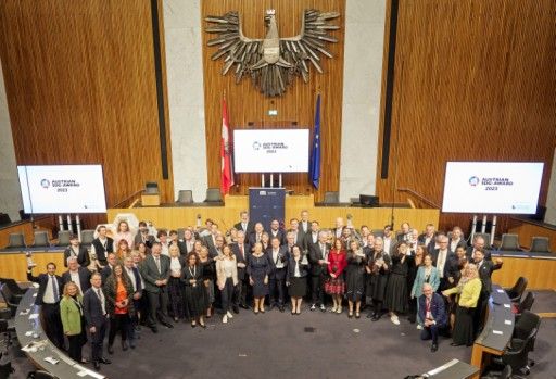 Vorschau Bild von Copyright: Parlamentsdirektion/Thomas Topf Jubelstimmung: wie hier im Bild mit allen Preisträger:innen und Laudator:innen und Förderpartnern