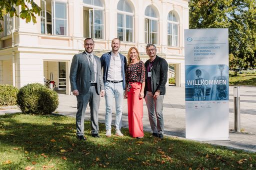  v.l.n.r.: Univ.-Prof. Dr. Alexander R. Moschen,
PhD, Kepler Uniklinikum Linz; DGKP Tobias Mooslechner MSc.,
CED-Nursing Austria, Medizinische Universität Wien; Univ.-Prof. Dr.
Clemens Dejaco, Medizinische Universität Wien; DGKP Barbara
Klaushofer, CED-Nursing Austria, Praxis Dr. Haas Salzburg