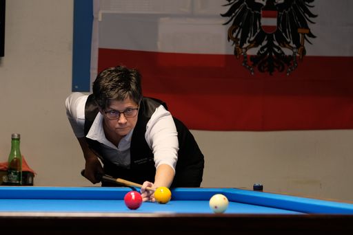 Vorschau Bild von Die Österreicherinnen Monika Steinberger (Bild) und Heike Hingerl
treten bei der 5-Kegel Billard-WM im Salzlager Hall in Tirol im
Damen-Einzelbewerb an.