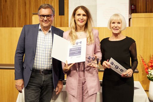 Von links: Klaus Ropin, Preisträgerin Alexandra
Weilhartner, Moderatorin Heilwig Pfanzelter