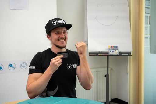 Vorschau Bild von Thomas Urbanek, ein Bild von der Implantierung
seines Bezahl-Chips im März 2023