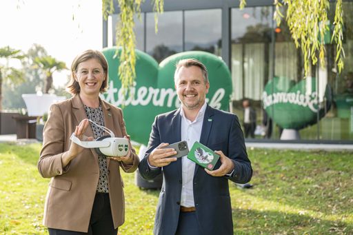  Tourismuslandesrätin Barbara Eibinger-Miedl und
Michael Feiertag, GF Steirische Tourismus und Standortmarketing
GmbH, mit VR-Brille und -Cardboard für den 360°-Adventkalender.