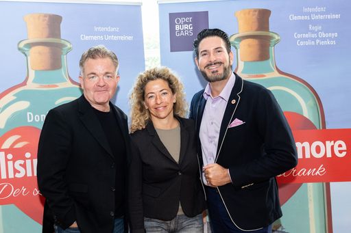  Intendant Clemens Unterreiner mit Regie-Team
Carolin Pienkos und Cornelius Obonya
