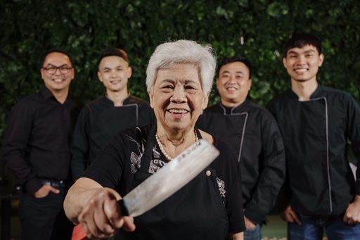  Hinter dem Herd des neuen VINA in der Grazer
Innenstadt steht mit der 82-jährigen Thi Ba Nguyen eine
vietnamesische Spitzenköchin mit mehr als sieben Jahrzehnten
Kocherfahrung.