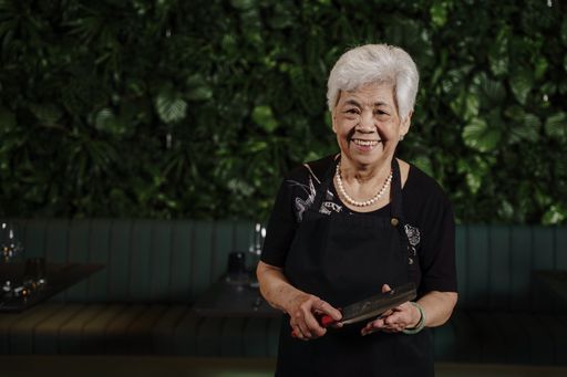 Vorschau Bild von Hinter dem Herd des neuen VINA in der Grazer
Innenstadt steht mit der 82-jährigen Thi Ba Nguyen eine
vietnamesische Spitzenköchin mit mehr als sieben Jahrzehnten
Kocherfahrung.
