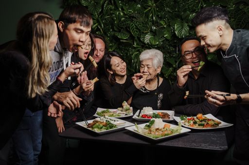 Vorschau Bild von Teamfoto: Hinter dem Herd des neuen VINA in der
Grazer Innenstadt steht mit der 82-jährigen Thi Ba Nguyen eine
vietnamesische Spitzenköchin mit mehr als sieben Jahrzehnten
Kocherfahrung.