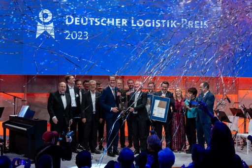 Das Team von Dachser und Fraunhofer IML bei der Verleihung des
Deutschen Logistik-Preises am 18.10.2023 auf dem Deutschen
Logistik-Kongress in Berlin. / Die Verwendung dieses Bildes für
redaktionelle Zwecke ist unter Beachtung aller mitgeteilten
Nutzungsbedingungen zulässig und dann auch honorarfrei.
Veröffentlichung ausschließlich mit Bildrechte-Hinweis.