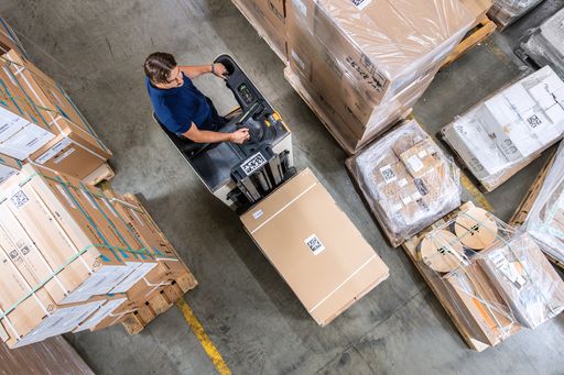 Vorschau Bild von Auf jedes Packstück im Dachser-Lager kommt ein zweidimensionaler
Datamatrix-Code als Identifikator, der von hunderten Scan-Einheiten
an der Decke gescannt wird. / Die Verwendung dieses Bildes für
redaktionelle Zwecke ist unter Beachtung aller mitgeteilten
Nutzungsbedingungen zulässig und dann auch honorarfrei.
Veröffentlichung ausschließlich mit Bildrechte-Hinweis.